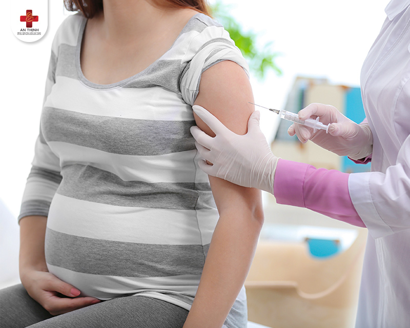 Tuần thứ 22 trở đi là lúc mẹ bầu sẽ được tiêm ngừa vaccin uốn ván mũi 2 vì sự an toàn của cả 2 mẹ con (ảnh internet)