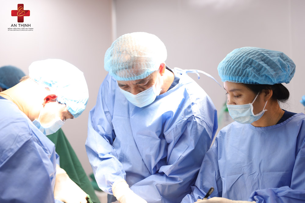 Các bác sĩ đang thực hiện một ca phẫu thuật bóc tách u xơ buồng trứng phức tạp