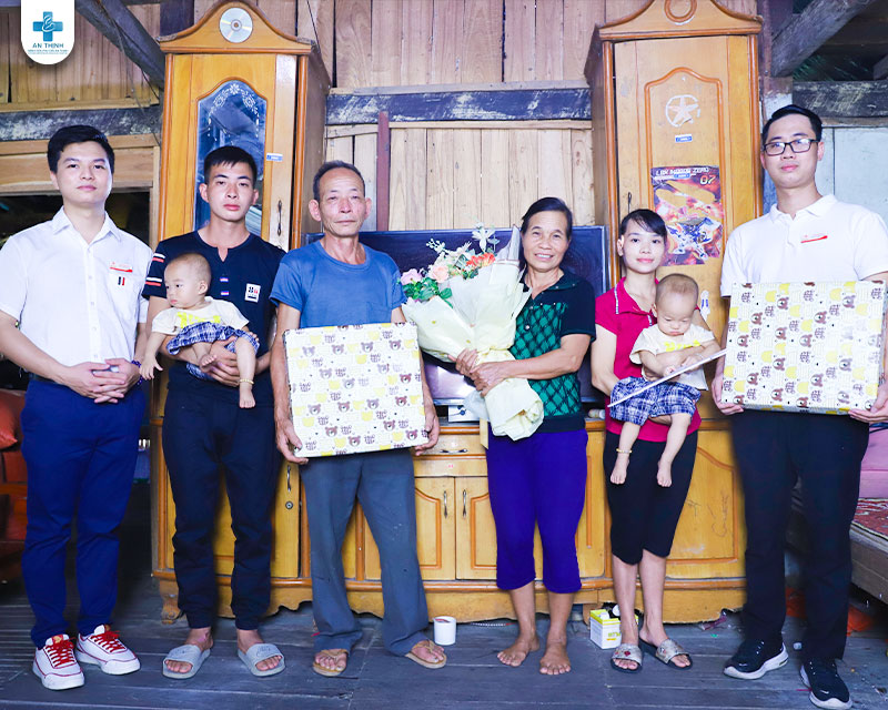 Gia đình chị Ngọc vui mừng đón đoàn công tác Bệnh viện Phụ sản An Thịnh về thăm nhà