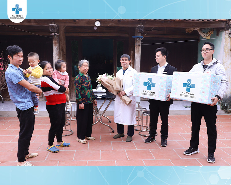 Cả gia đình chào đón đoàn công tác Bệnh viện Phụ sản An Thịnh trở về thăm
