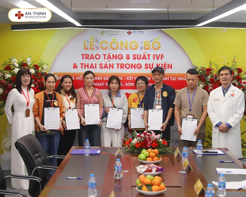 Những vị khách hàng may mắn ký kết và nhận giải