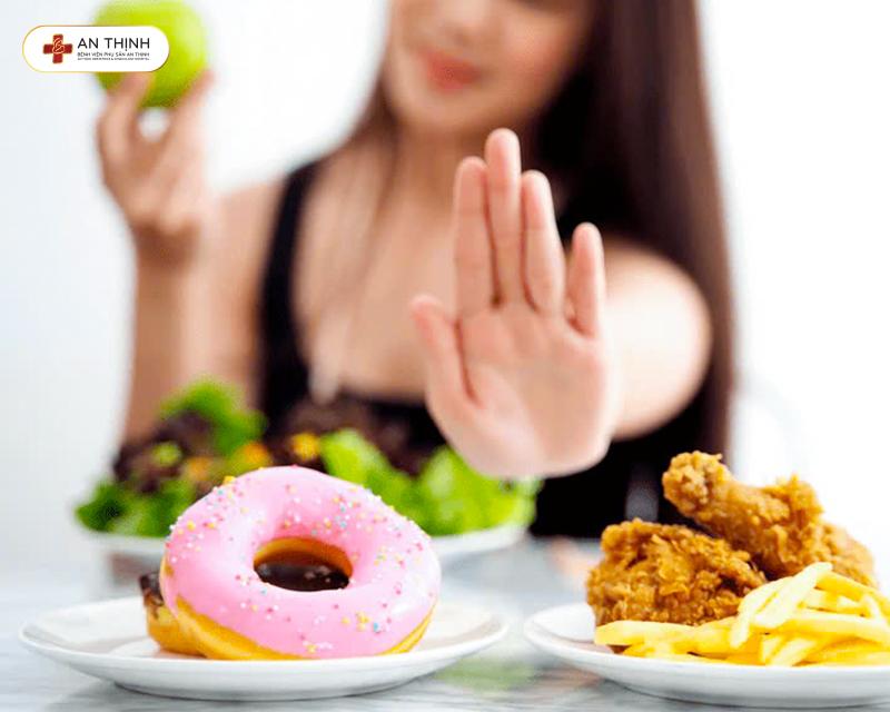 Hạn chế và tránh những thực phẩm chứa nhiều chất béo bão hòa