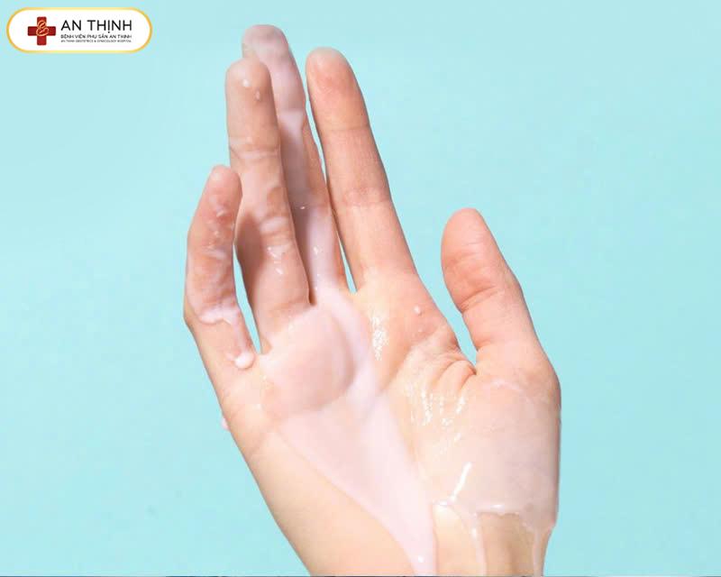 Tinh dịch hóa lỏng khoảng 15 - 60 phút trong điều kiện bình thường