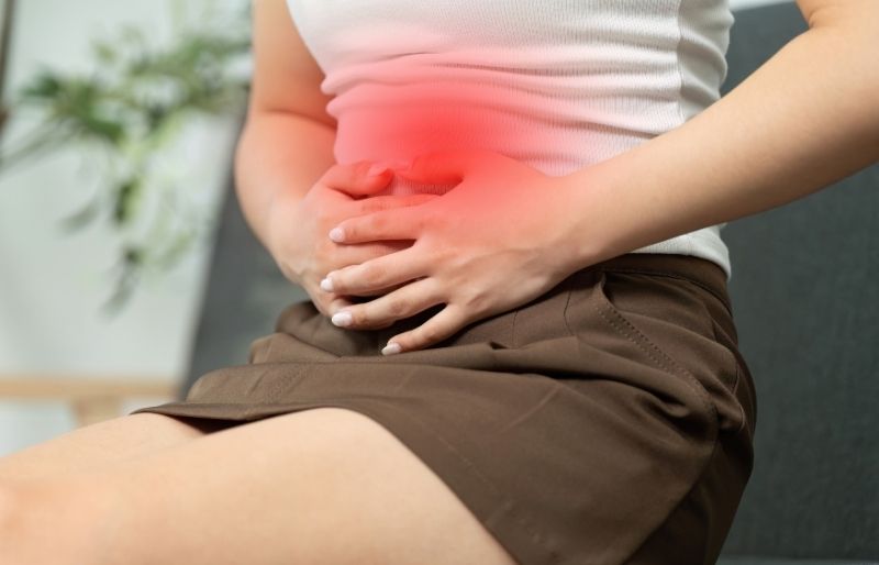 Phụ nữ đau âm ỉ ở vùng bụng dưới