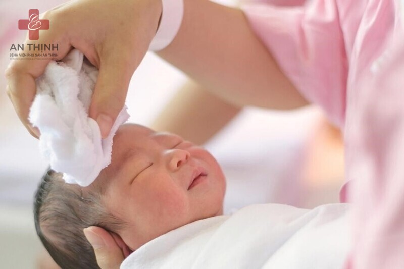 Chuyên viên hướng dẫn giúp mẹ chăm sóc bé đúng cách an toàn và khoa học