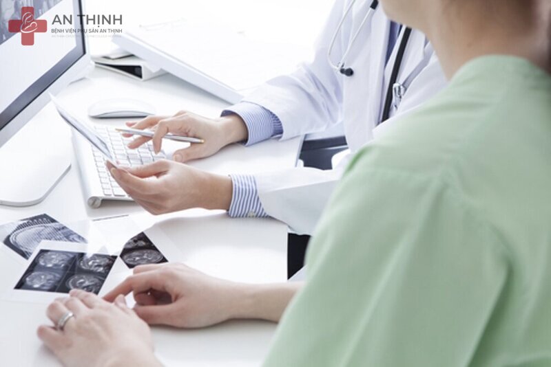 Nên mặc quần áo rộng rãi và dễ thay để việc thăm khám diễn ra thuận tiện hơn