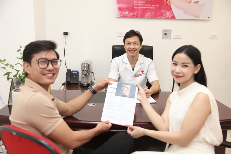 Bác sĩ Nguyễn Thành Trung thăm khám cho cặp vợ chồng