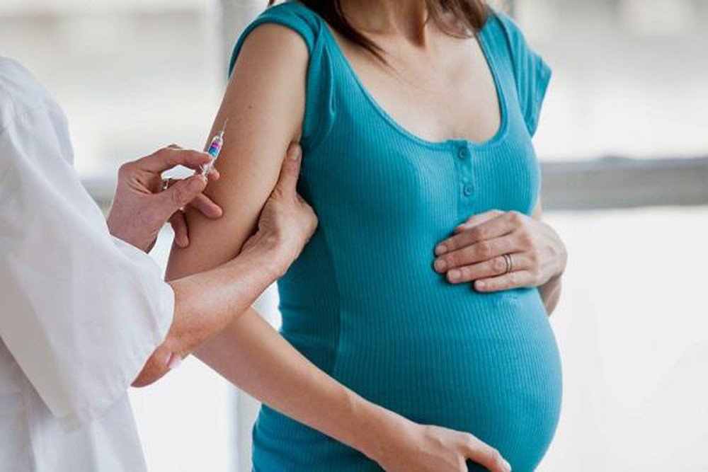 Tuần thứ 22 trở đi là lúc mẹ bầu sẽ được tiêm ngừa vaccin uốn ván mũi 2 vì sự an toàn của cả 2 mẹ con 