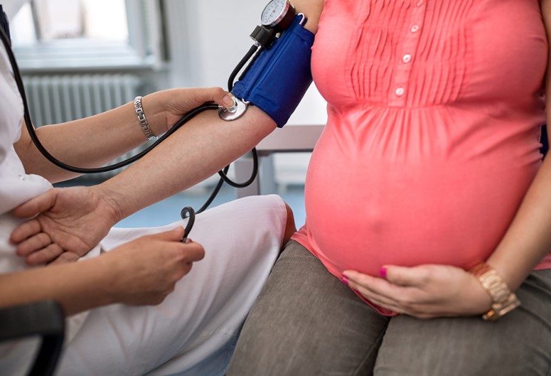 Đo huyết áp là việc cần thiết để tầm soát nguy cơ tiền sản giật ở mẹ, bảo vệ con khỏi những nguy hiểm kề cập 