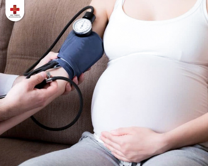 Đo huyết áp là việc cần thiết để tầm soát nguy cơ tiền sản giật ở mẹ, bảo vệ con khỏi những nguy hiểm kề cập (ảnh internet)