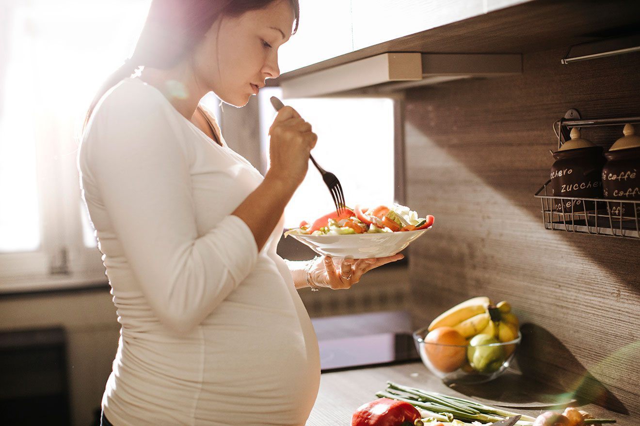 Mẹ có thể sẽ có cảm giác thèm ăn hơn ở những tháng cuối của thai kỳ 