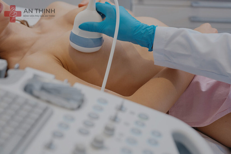 Khám lâm sàng giúp phát hiện sớm dấu hiệu bất thường và hỗ trợ chẩn đoán chính xác ung thư vú