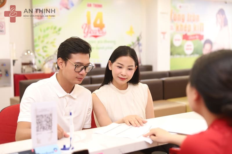 Đi cùng người thân giúp hỗ trợ tinh thần và thuận tiện hơn trong quá trình thăm khám