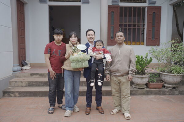 Bác sĩ Hà Đức Quang hạnh phúc gặp lại gia đình chị Tâm (Bắc Giang)