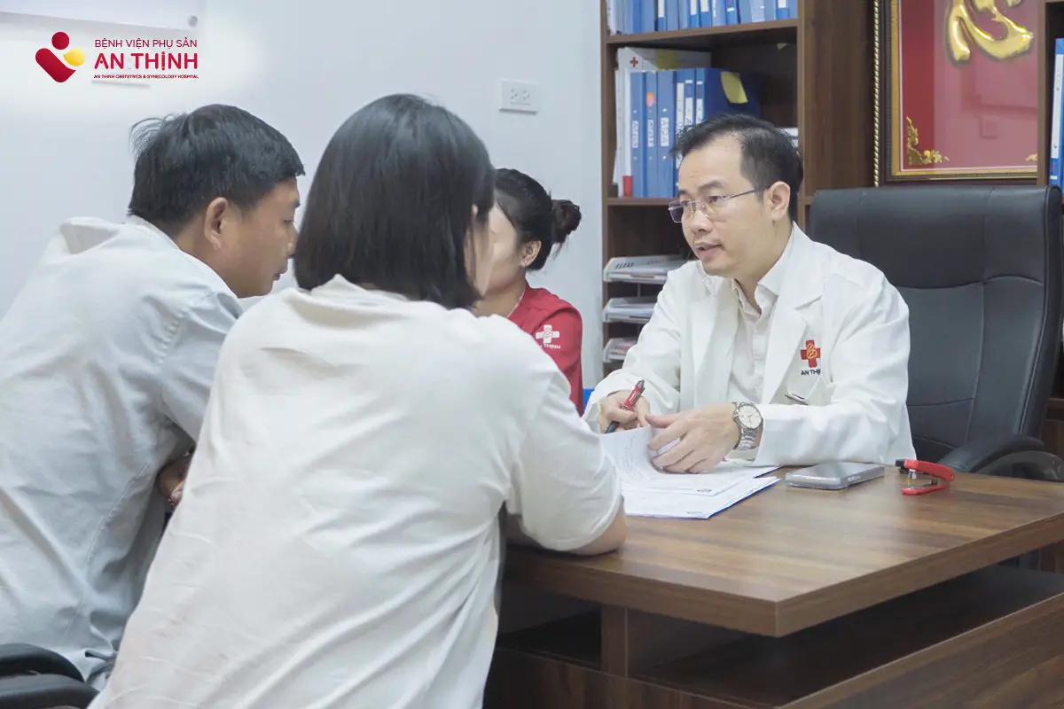Bác sĩ thăm khám và đánh giá tình trạng sức khỏe sinh sản của hai vợ chồng trước khi chỉ định IVF
