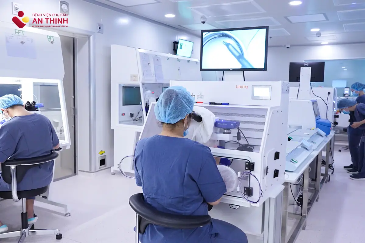 Thụ tinh trong ống nghiệm giúp noãn và tinh trùng kết hợp tạo phôi trong phòng Lab